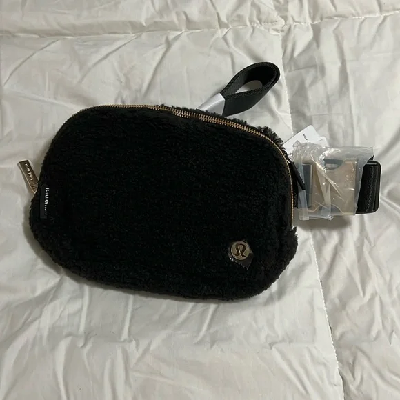 NWT Lululemon Everywhere Fleece 1L Belt Bag Gold Hardware Strap Black New - Picture 1 of 8